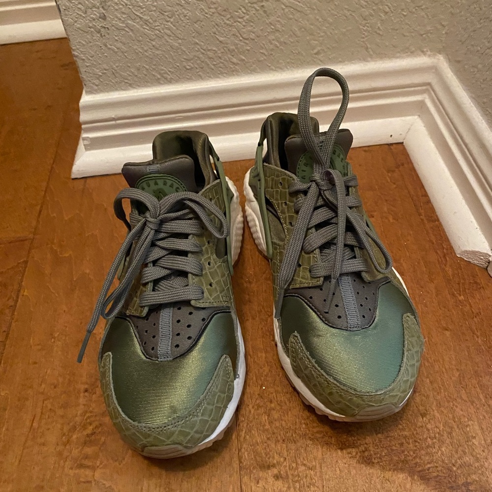 Nike Huarache - Like New - Size 6